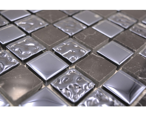 Čtvercové mozaikové dlaždice z kamene a kovu