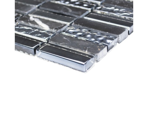 Mozaiková rohož s podlouhlými kameny z přírodního kamene a kovu