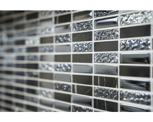 Mozaiková stěna s obdélníkovými dlaždicemi s různými texturami