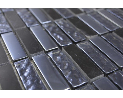 Mozaikové dlaždice s obdélníkovými prvky.