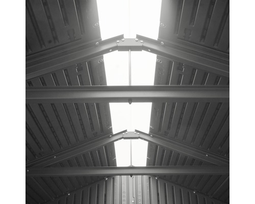 Vnitřní pohled na zahradní domek se střešními okny.