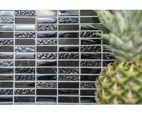 Mozaika obkladů stěn ze skla a přírodního kamene v koupelně.