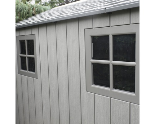 Detail zahradního domku se dvěma okny