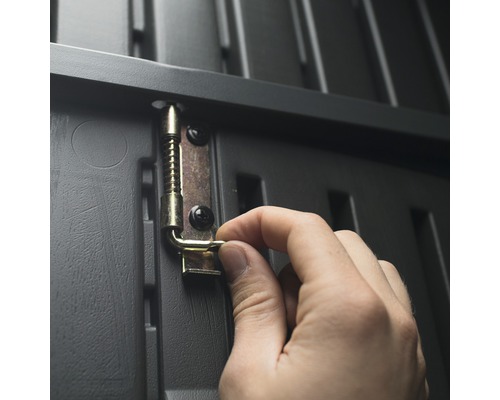 Detailní záběr ruční západky na zahradním domku