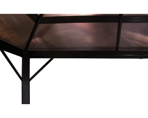 Detail altánu s polykarbonátovou střechou a podpůrnými sloupky