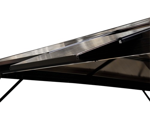 Detailní záběr altánu s otevřeným střešním oknem pro větrání