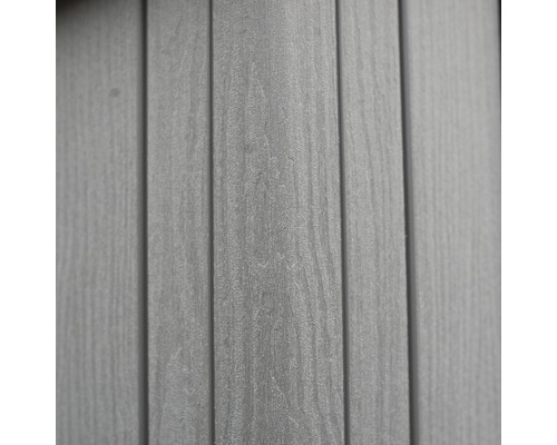 Detail šedých plastových plotových prvků