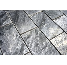 Detailní záběr mozaikových dlaždic z přírodního kamene