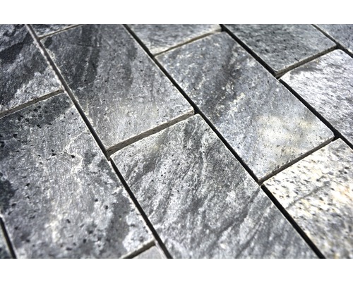 Detailní záběr mozaikových dlaždic z přírodního kamene