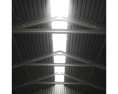 Pohled do interiéru zahradního domku se střešními okny pro osvětlení