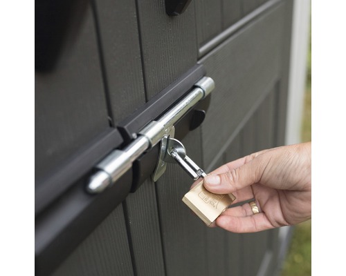 Detail uzamykatelného zahradního domku s visacím zámkem