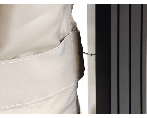 Detail látky s háčkem pro upevnění