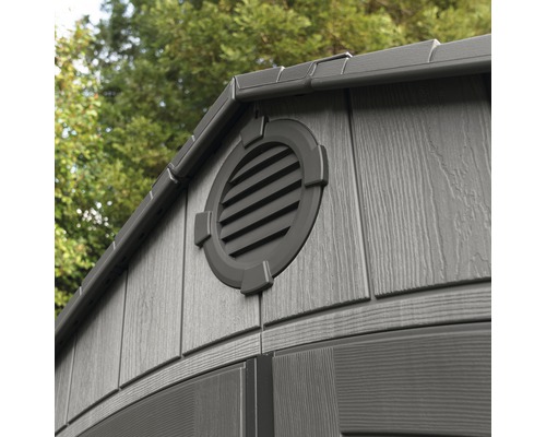 Detail zahradního domku s větrací mřížkou