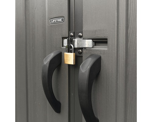 Detailní pohled na zahradní domek s černou rukojetí a visacím zámkem na uzávěru