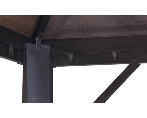 Detailní pohled na altán s podpěrnými pilíři a střešní konstrukcí