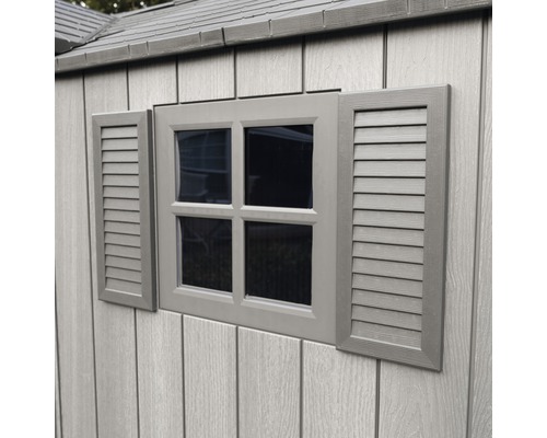 Detail okna zahradního domku s okenicemi