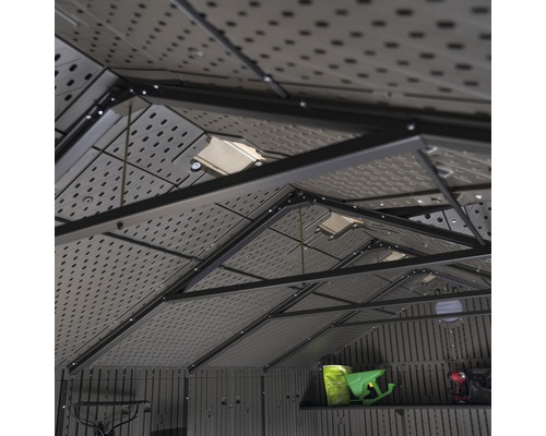 Vnitřní pohled na zahradní domek se střešní konstrukcí a světelnými otvory