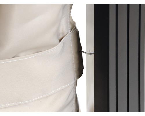 Detailní záběr upevněného látkového potahu s hákem