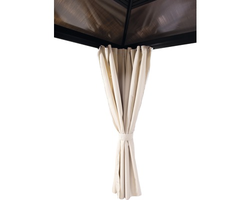 Detailní pohled na zahradní altán se závěsem