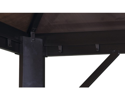 Detailní pohled na konstrukci pavilonu s nosníky a střechou