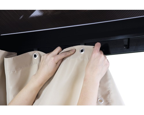 Instalace bočních panelů altánu se zavěšením na očka