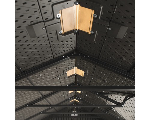 Vnitřní pohled na zahradní domek se střešními okny a kovovým rámem