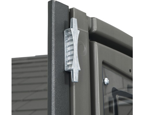 Detailní pohled na plastový zámek zahradní skříně