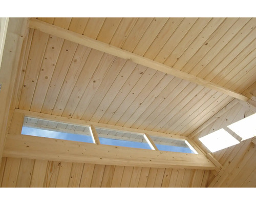 Vnitřní pohled na dřevěný dům s obložením stropu a okny