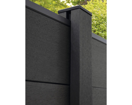 Detailní pohled na plastový plot s plotovými sloupky a krytem