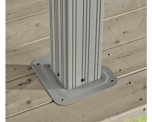 Detail sloupku altánu s upevněním nohy na dřevěné terase.