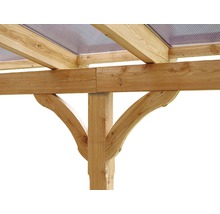 Detailní pohled na dřevěný altán s podpěrnými sloupky a průhlednou střechou