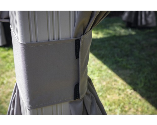 Detailní pohled na altán s upevněním závěsů