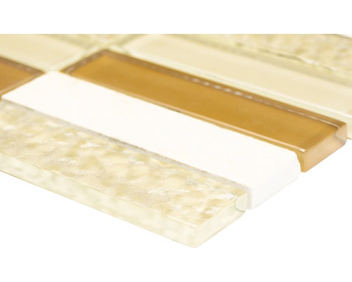 Detailní záběr mozaikové dlaždice ze skla a keramiky