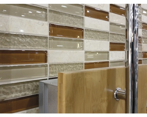 Mozaika obkládaček s hnědými, béžovými a bílými odstíny pro dekoraci stěn