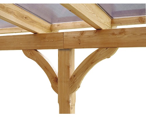 Detailní pohled na dřevěnou konstrukci s nosníky a průhlednou střechou