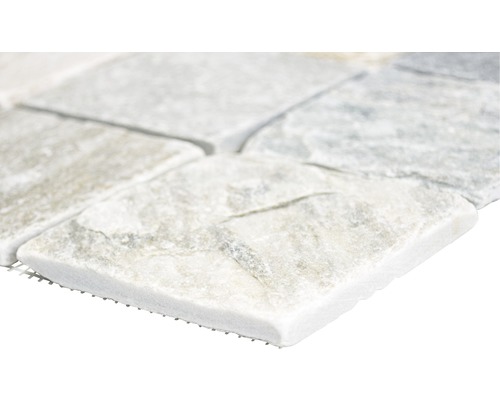 Detailní záběr mozaikové dlaždice z přírodního kamene