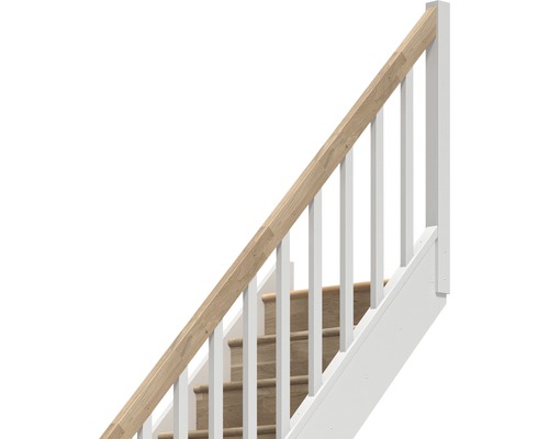 Schodiště s dřevěným madlem a bílými sloupky zábradlí