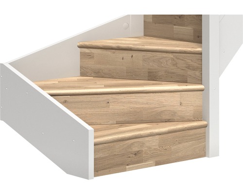 Schodiště s dřevěnými stupni a bílým zábradlím