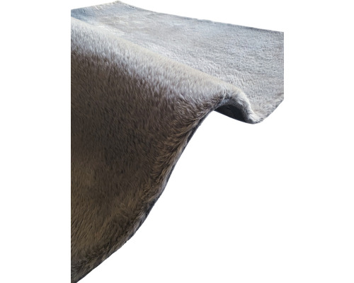 Šedý koberec s imitací kožešiny