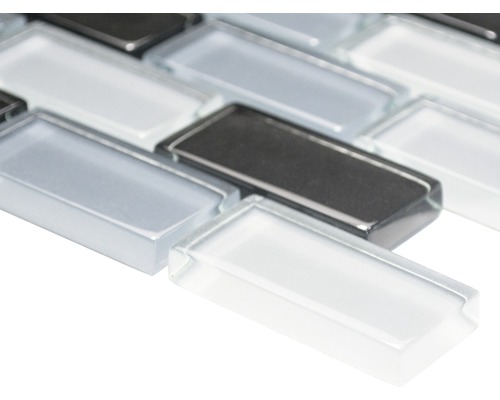 Detail skleněných mozaikových dlaždic obdélníkového tvaru