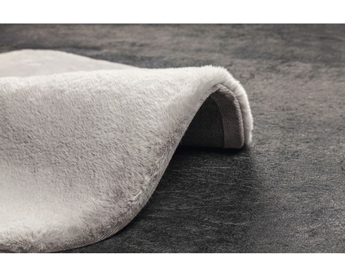 Šedý koberec s vysokým vlasem