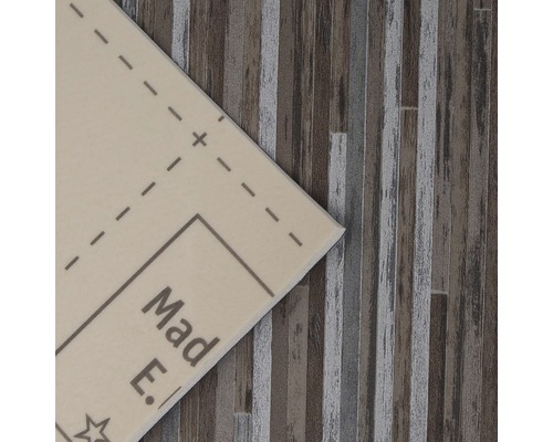 Detailní pohled na vinylovou dlaždici na dřevěné podlaze