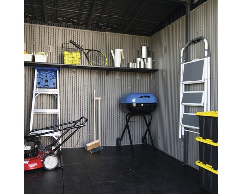 Vnitřní pohled na zahradní kůlnu s policemi, zahradním nářadím a nástroji.