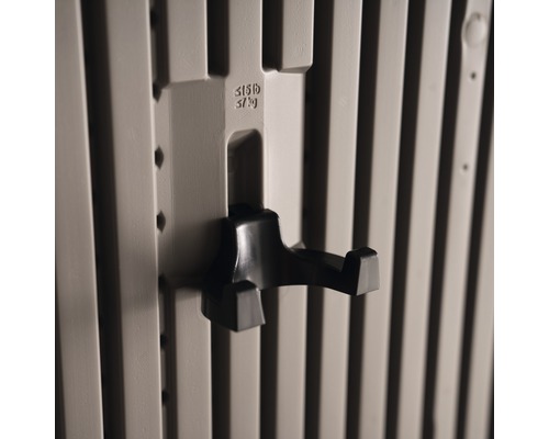 Detailní pohled na stěnu na nářadí s háčky pro uložení nářadí