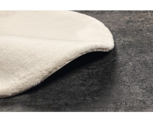 Detailní pohled na světlý koberec s měkkým povrchem