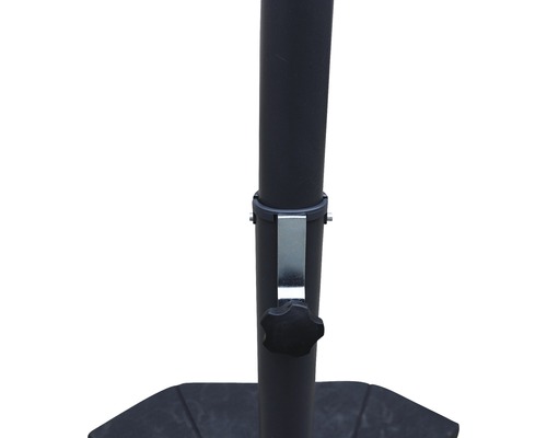 Detailní pohled na stojan slunečníku se zajišťovacím šroubem