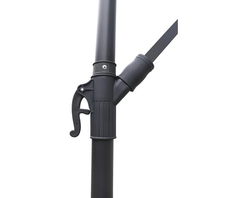 Detailní záběr slunečníku s pákovým mechanismem pro nastavení úhlu sklonu.