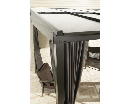 Detailní pohled na altán s roletami a střechou