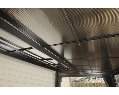 Pohled na terasové zastřešení s kovovou konstrukcí