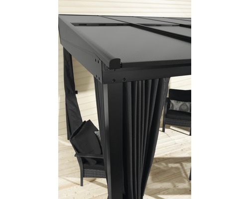 Detailní pohled na altán s černými závěsy a posezením